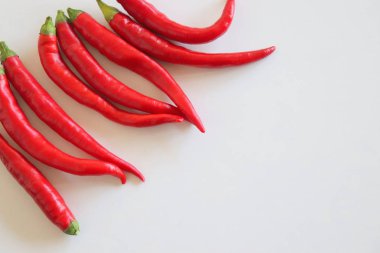 Beyaz arka plan üzerinde izole kırmızı biber. Seçici odak. Arka plan bulanık. Metin için özgür yer.