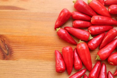 Kırmızı sıcak biber çok sayıda kopya alanı arka plan bulanık ile ahşap tablo biber. Metin için özgür yer.