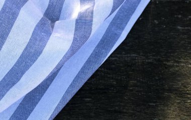 Doğada ahşap arka plan üzerinde bir mutfak havlusu portre görünümünde. Arka plan bulanık.