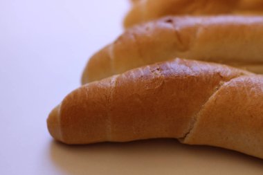 Delicious en kaliteli ahşap arka plan üzerinde rulo fırından yeni çıkmış. İdeal şekil ve renk fırından kaldırılan kızarır. Arka plan bulanık.