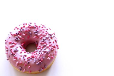 Beyaz bir arka plan üzerine pembe krema ile çörek. Üstten Görünüm.