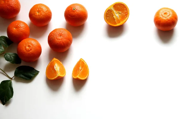 Set of fresh mandarins fruit .Whole and sliced mandarins on white wooden table.Material for orange juice for breakfast or for summer drink. Rich of nutritions, fiber, and vitamins. Top view. — Stock Photo, Image