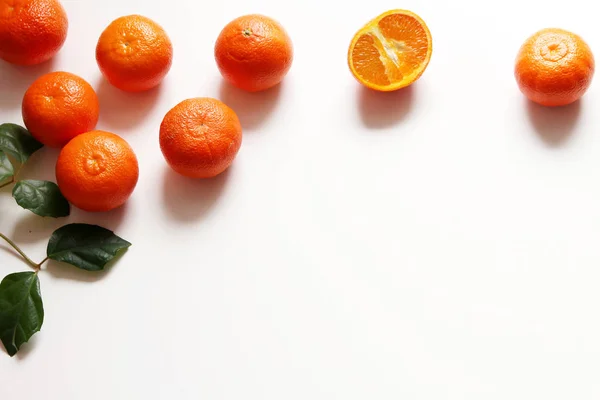 Set of fresh mandarins fruit .Whole and sliced mandarins on white wooden table.Material for juice for breakfast or for summer drink. Rich of nutritions, fiber, and vitamins. Top view. — Stock Photo, Image