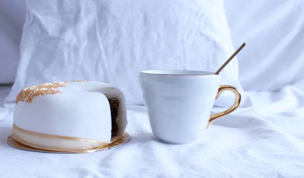 Acogedor desayuno de invierno por la mañana en la cama escena naturaleza muerta. Una taza de café caliente, té y un delicioso pastel. Concepto de Navidad . —  Fotos de Stock