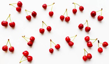 Beyaz arka planda izole edilmiş taze, organik, sulu kirazların detayları. Düz yerde, üst tarafta. Sağlıklı ve renkli bir kavram..