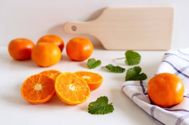 Tropik egzotik meyve. Mandalina dilimleri beyaz masa arkasında izole edilmiş. Yaz yemekleri konsepti, düz yatak, üst manzara..