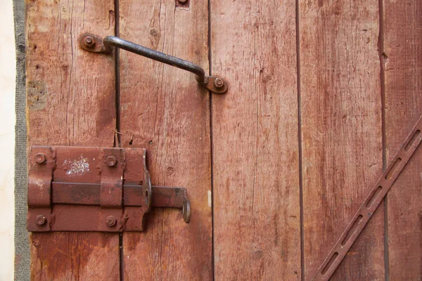 kırmızı tuğla duvar yazıtları tebeşir ile