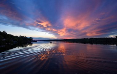 Volga Nehri üzerinde yaz günbatımı. Rusya'nın Avrupa kısmı. Küçük kasaba Ples.
