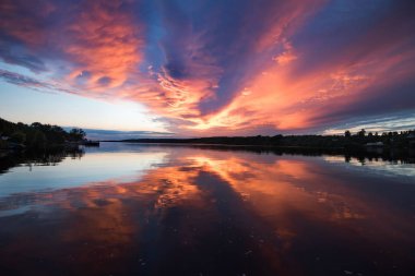 Volga Nehri üzerinde yaz günbatımı. Rusya'nın Avrupa kısmı. Küçük kasaba Ples.