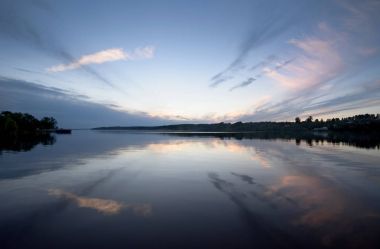 Yaz günbatımı Volga Nehri üzerinde.