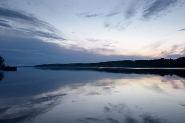 Yaz günbatımı Volga Nehri üzerinde.