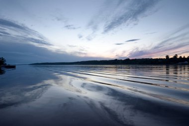 Yaz günbatımı Volga Nehri üzerinde.