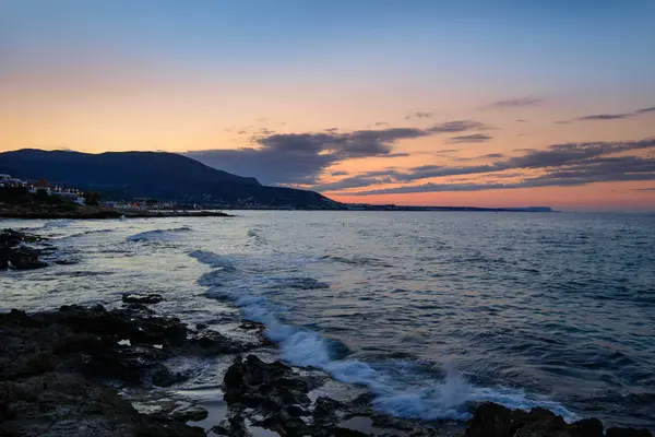 Günbatımı denize. Stalida, Crete, Yunanistan.