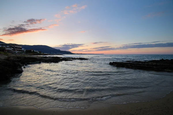 Günbatımı denize. Stalida, Crete, Yunanistan.