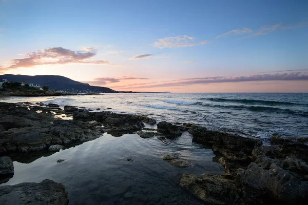 Günbatımı denize. Stalida, Crete, Yunanistan.