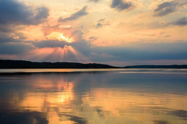 Güzel gündoğumu Nehri. Çok renkli bulutlar suda yansıtılır.