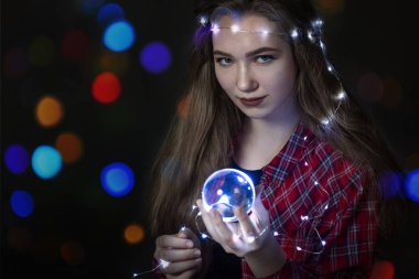  Sihirli kristal küresi olan genç bir kızın portresi. Merak ediyor, fal bakıyor, aşkı arıyor..