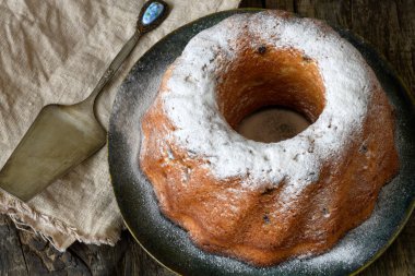 Yuvarlak kek, üzerine pudra şekeri serpiştirilmiş, yakın plan..