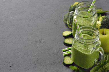 Brokoli ve ıspanak ile doğal yeşil smoothie