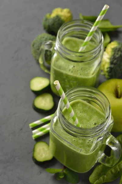 Brokoli ve ıspanak ile doğal yeşil smoothie — Stok fotoğraf