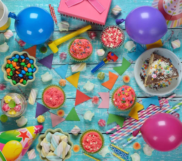 Pastel de cumpleaños y varios accesorios — Foto de Stock