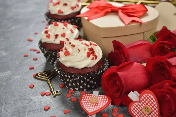 Cupcakes "terciopelo rojo" y rosa — Foto de Stock