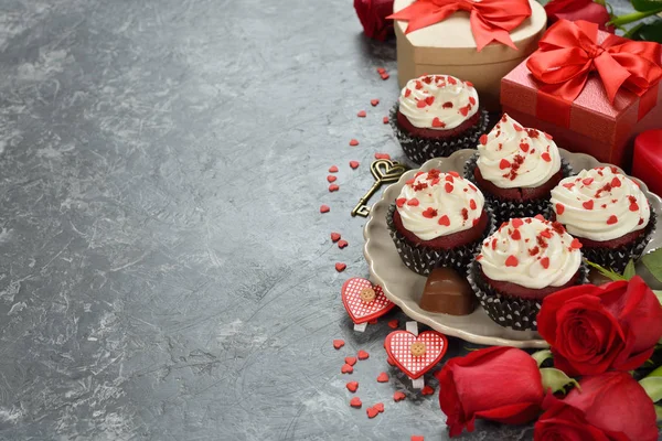 Cupcakes, rød fløyel og rose – stockfoto