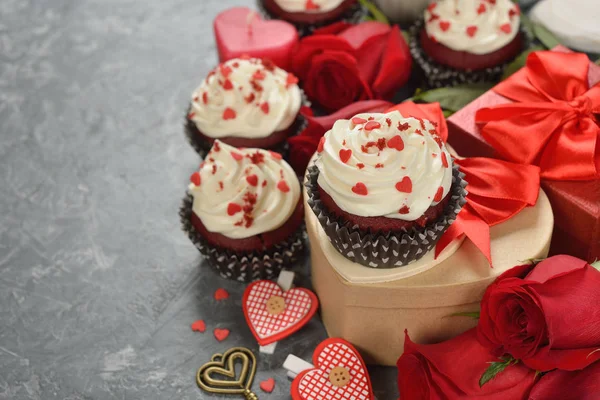 Cupcakes '' ΚΟΚΚΙΝΟ ΒΕΛΟΥΔΟ '' και τριαντάφυλλο — Φωτογραφία Αρχείου