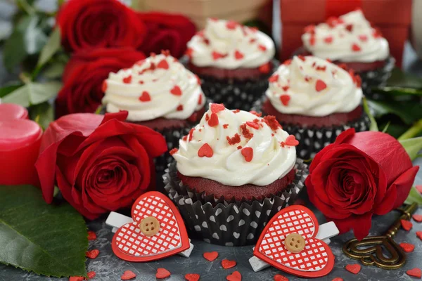 Cupcakes românticos doces para o Dia dos Namorados — Fotografia de Stock