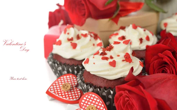 Söta romantiska cupcakes till alla hjärtans dag Stockfoto