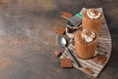 Bir cam Fransız çikolata mousse