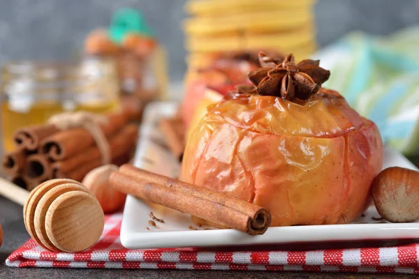 Baked apples with spices — Stock Photo, Image