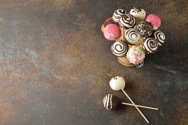 Çeşitli kek çıkar 