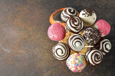 Çeşitli kek çıkar