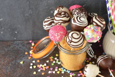 Çeşitli kek çıkar