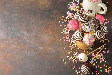 Çeşitli kek çıkar