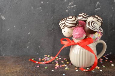 Beyaz ve koyu çikolata ile dekore kek çıkar