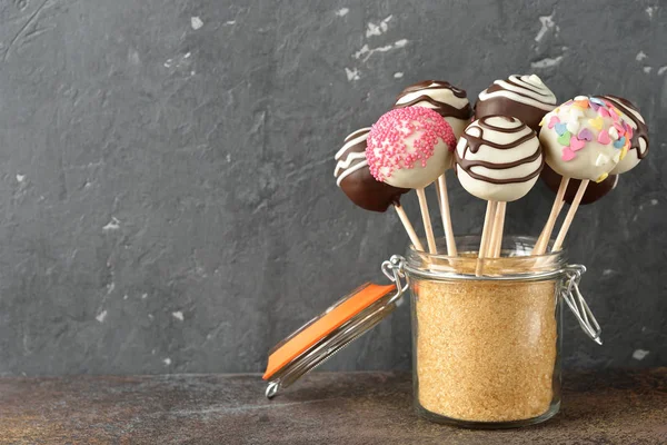 Torta pop decorato con cioccolato bianco e fondente — Foto Stock