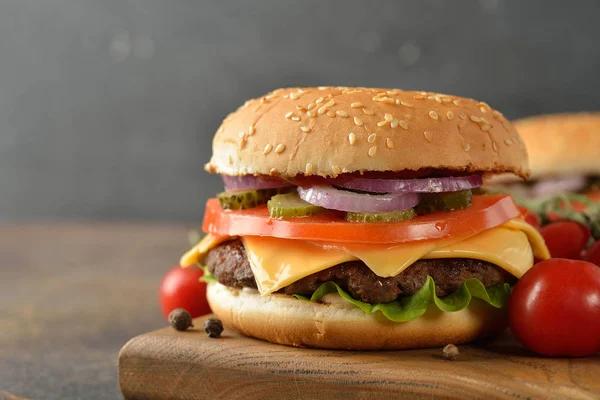 Traditional homemade cheeseburger — Stock Photo, Image