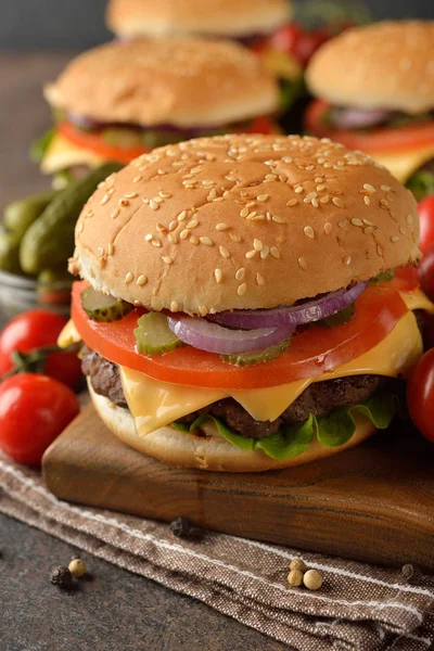 Traditional homemade cheeseburger — Stock Photo, Image