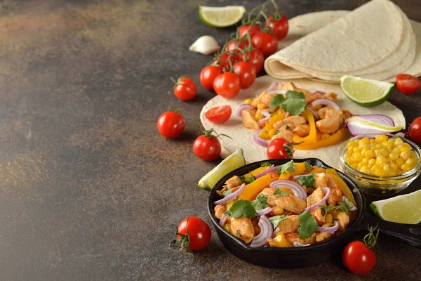 Fajita mit Huhn und gelbem Pfeffer — Stockfoto