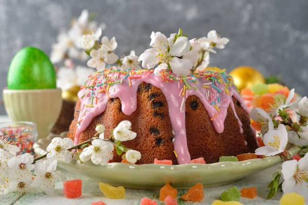 Bolo de Páscoa, flores e ovos — Fotografia de Stock