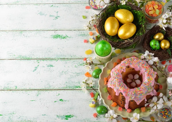 Gâteau de Pâques, fleurs et œufs — Photo