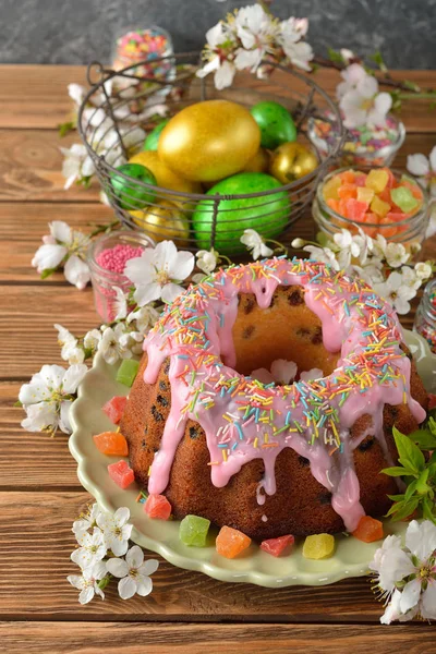 Pasen taart, bloemen en eieren — Stockfoto