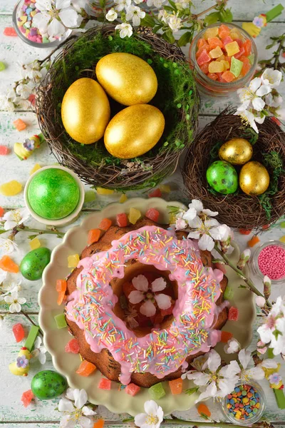 Easter cake, flowers and eggs — Stock Photo, Image