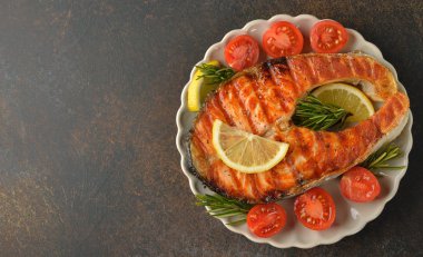 Limonlu kızarmış somon bifteği. 