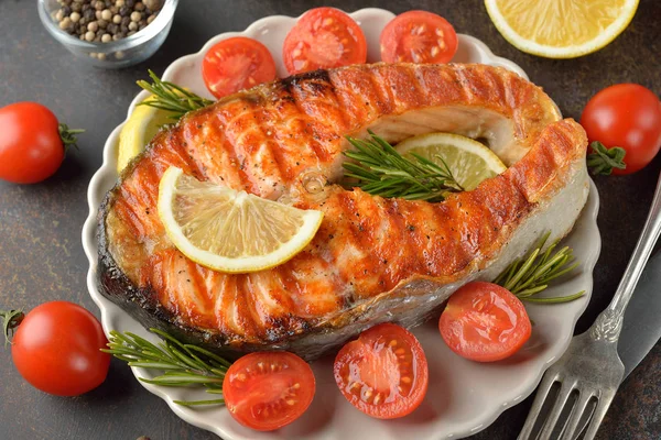 Roasted salmon steak with lemon — Stock Photo, Image