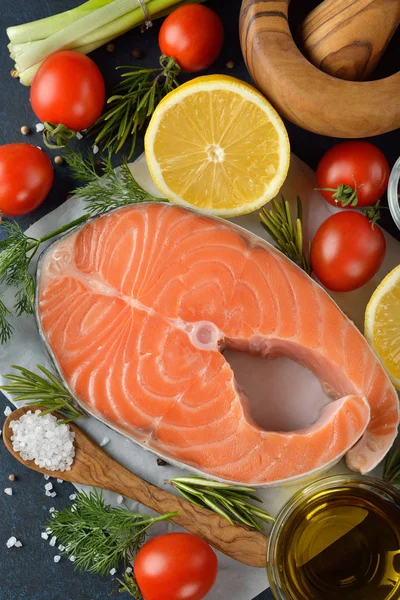 Filete de salmón crudo e ingredientes —  Fotos de Stock