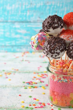 Çeşitli kek çıkar