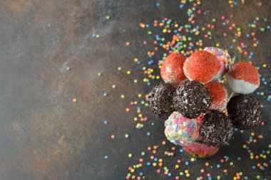 Çeşitli kek çıkar beyaz çikolata ile dekore edilmiştir.